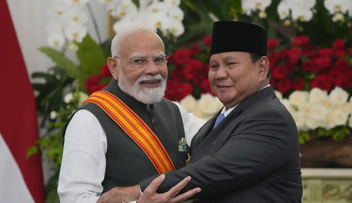 Presiden Prabowo Subianto memeluk  Perdana Menteri India Narendra Modi setelah konferensi pers bersama di Istana Merdeka di Jakarta, Indonesia, Selasa, 7 Juli 2026. (AP Photo/Achmad Ibrahim)