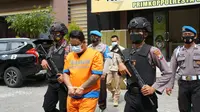 Polisi menangkap pembacok pria di konter pulsa Sidoarjo. (Dian Kurniawan/Liputan6.com)