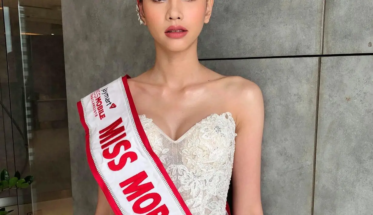 Mengikuti kontes kecantikan juga sudah dijalaninya, seperti dalam foto ini, ia menyelempangi selendang Miss Mobile Thailand dengan riasan natural glam (Foto: Instagram @annasnga_1o)