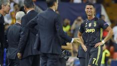 Striker Juventus, Cristiano Ronaldo, menangis usai mendapat kartu merah dari wasit saat melawan Valencia pada laga Liga Champions di Stadion Mestalla, Valencia, Rabu (19/9/2018). Juventus menang 2-0 atas Valencia. (AFP/Jose Jordan)