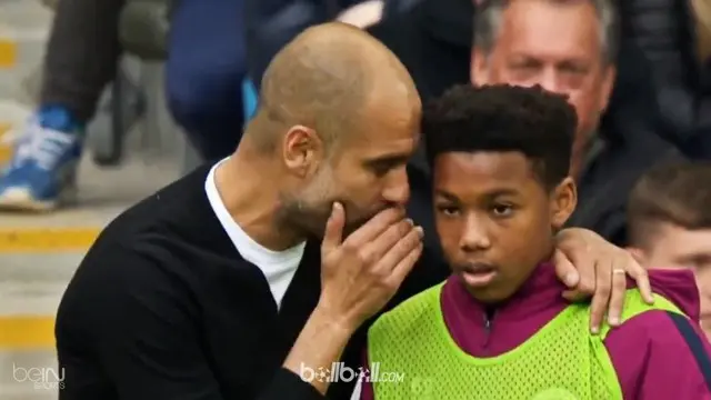 Berita video Manajer Manchester City, Pep Guardiola, tidak hanya memberi instruksi kepada pemainnya tetapi juga kepada ball boy. This video presented by BallBall.