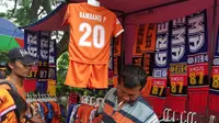 Pakde Giarto, seorang pedagang penyandang disabilitas yang turut meramaikan babak perempat final Piala Presiden 2018 di Stadion Manahan, Solo, Jawa Tengah. (Bola.com/Zulfirdaus Harahap)