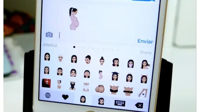 Emoji ini sangat mewakili karakter asli Kim Kardashian baik secara fisik maupun pernak-perniknya.