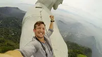 Lee Thompson (31) berhasil meyakinkan Dewan Pariwisata Brasil untuk membiarkan dia memanjat patung di Rio de Janeiro.