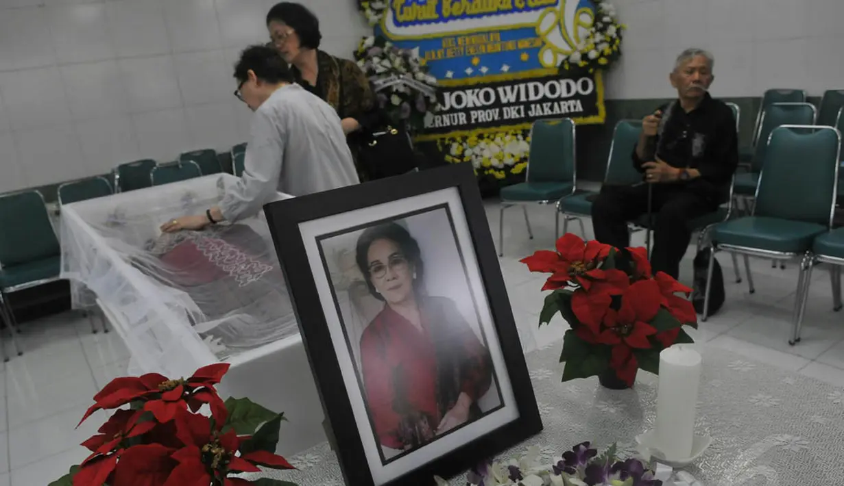 Jenazah Hetty Evelyn disemayamkan di rumah duka Rumah Sakit Pusat Angkatan Darat (RSPAD) Gatot Subroto, Jakarta, (4/9/14). (Liputan6.com/Johan Tallo)