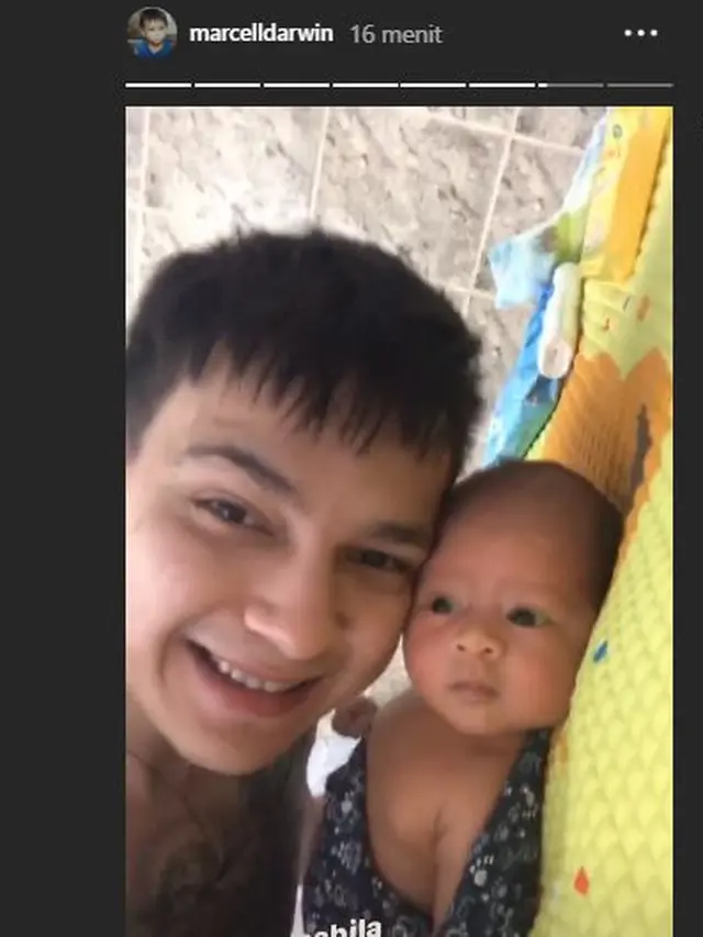 6 Potret Marcell Darwin Momong Anak, Disebut Hot Papi