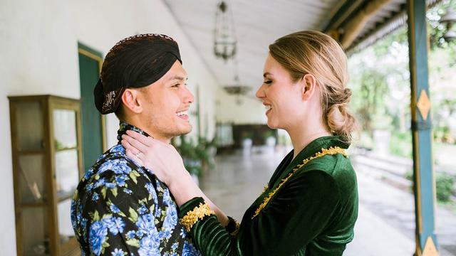 7 Potret Randy Pangalila dan Istri Bulenya dalam Balutan Adat Jawa