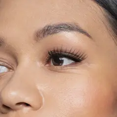Cluster lashes bisa menjadi pilihan untuk membuat mata terlihat lebih lentik tanpa menggunakan full strip lashes. Dengan teknik pemasangan yang tepat, hasilnya bisa lebih rapi dan nyaman. (Foto/Dok: Magnific)