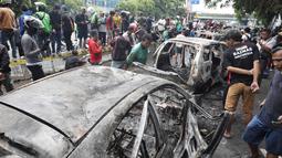 Sekitar 8 mobil dibakar saat kerusuhan di sekitar Mako Brimob Polda Metro Jaya, Kwitang, Pasar Senen, Jakarta Pusat, Jumat (29/8/2025) dini hari. (merdeka.com/Arie Basuki)