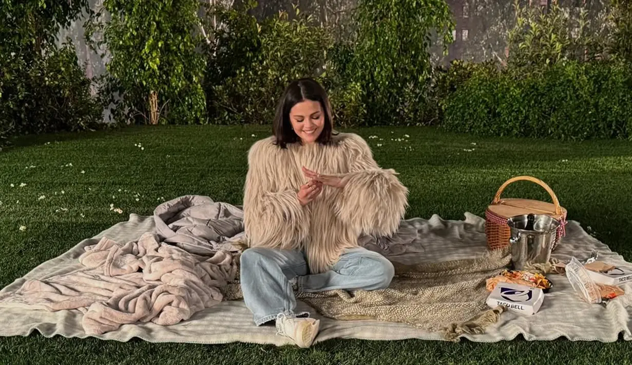Persahabatan Taylor dan Selena memang sudah lama menjadi panutan banyak orang. Keduanya telah berteman lebih dari satu dekade, sejak masa Disney Channel dan awal karier musik country Taylor. Mereka selalu saling mendukung di berbagai momen penting, baik dalam karier maupun kehidupan pribadi. Dari Taylor yang mendampingi Selena selama perjuangan kesehatan, hingga Selena yang selalu mempromosikan album Taylor, hubungan mereka lebih dari sekadar persahabatan, melainkan seperti keluarga. (Liputan6.com/IG/@selenagomez)