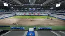 Suasana lapangan Stade Pierre Mauroy saat memperbaiki rumput lapangan bola jelang laga 16 besar dan final Piala Euro 2016 di Lille, Prancis, (23/6). (REUTERS/Carl Recine)