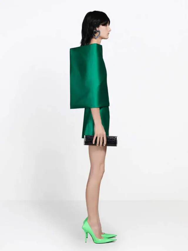 Balenciaga Rancang Gaun yang Mirip dengan Bantal Sofa