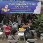 Warga antre mendapatkan vaksin COVID-19 dosis ketiga saat vaksinasi booster COVID-19 di Puskesmas Kecamatan Kramat Jati, Jakarta, Rabu (12/1/2022). Program booster COVID-19 diberikan kepada kelompok prioritas yaitu lanjut usia (lansia) dan penderita immunokompromais. (Liputan6.com/Faizal Fanani)