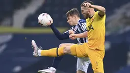 Bek West Bromwich Albion, Conor Townsend dan bek Tottenham Hotspur, Matt Doherty berebut bola ada pekan kedelapan Liga Inggris di Stadion The Hawthorne, Minggu (8/11/2020). Tottenham berhasil mengalahkan West Bromwich Albion 1-0 lewat gol yang dibuat Harry Kane. (Laurence Griffiths/Pool via AP)