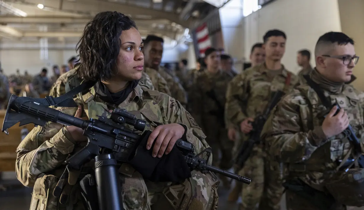 Anggota Divisi Lintas Udara ke-82 Angkatan Darat AS bersiap untuk ditempatkan ke Polandia dari Fort Bragg, North Carolina, AS, 14 Februari 2022. Mereka termasuk di antara tentara AS yang dikirim untuk NATO karena khawatir Rusia akan menyerang Ukraina. (AP Photo/Nathan Posner)