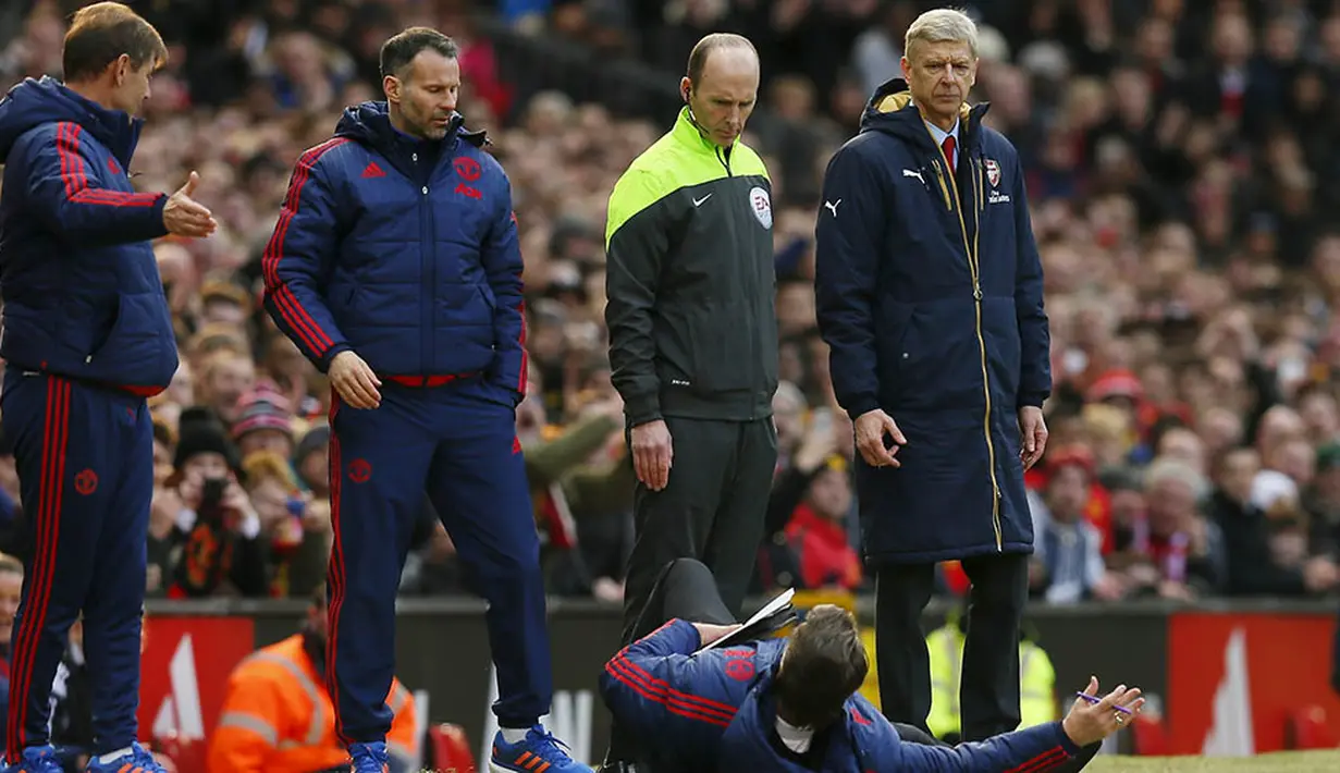 8. Pelatih Manchester United, Louis Van Gaal, menjatuhkan diri memprotes keputusan wasit pada laga Liga Premier Inggris melawan Arsenal di Stadion Old Trafford, Minggu (28/2/2016). MU berhasil menaklukan Arsenal 3-2. (Reuters/Jason Cairnduff)