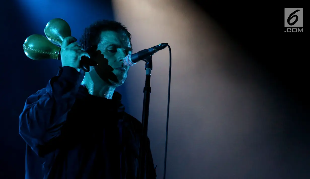 Mantan vokalis Oasis Liam Gallagher saat membawakan lagu dalam konser musik Liam Gallagher of OASIS - World Tour 2018 di Ecovention Hall Ancol, Jakarta, Minggu (14/1). (Liputan6.com/Johan Tallo)