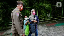 Petugas Suku Dinas Sosial dan Satpol PP Jakarta Selatan merazia warga di kawasan Bulungan, Jakarta, Rabu (24/3/2021). Razia Penyandang Masalah Kesejahteraan Sosial (PMKS) dilakukan untuk ketertiban lingkungan dan terciptanya Ibu Kota yang bebas dari PMKS. (Liputan6.com/Faizal Fanani)