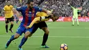Penyerang Barcelona, Arda Turan, berusaha melewati bek Malaga, Mikel Villanueva, dalam lanjutan La Liga di Camp Nou, Barcelona, Sabtu (19/11/2016). (AFP/Lluis Gene)