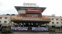 Pedagang Sukaramai Trade Center Pekanbaru mengibarkan bendera putih sebagai rasa frustasi PPKM diperpanjang. (Liputan6.com/M Syukur)