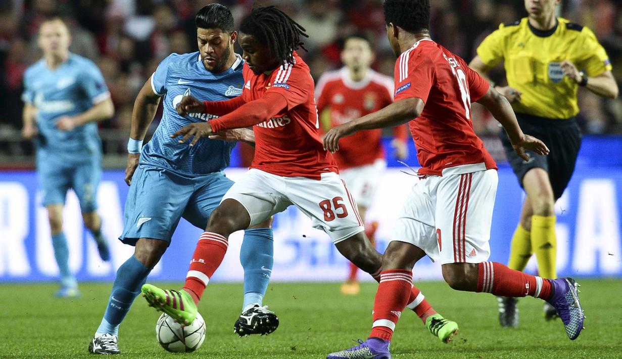 Pemain Zenit, Hulk (kiri)  mencoba merebut bola dari pemain Benfica, Renato Sanches pada leg pertama 16 besar Liga Champions di Estadio do Sport Lisboa, Rabu (17/2/2016) dini hari WIB. (AFP / Patricia De Melo Moreira)