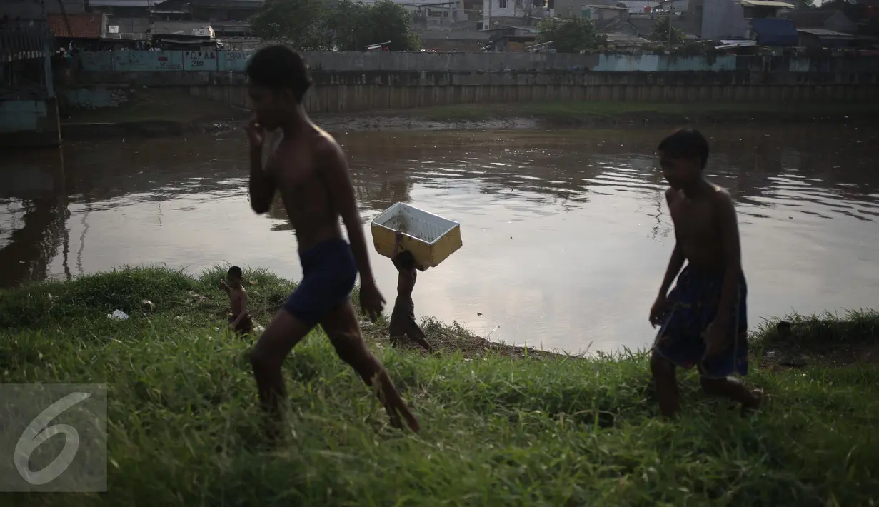 Sejumlah anak seusai berenang di aliran kali besar Banjir Kanal Barat, Jakarta, Sabtu (11/3). Anak-anak ini mengaku nekat berenang karena tidak mampu mengakses fasilitas kolam renang ataupun sarana bermain lainnya. (Liputan6.com/Faizal Fanani)