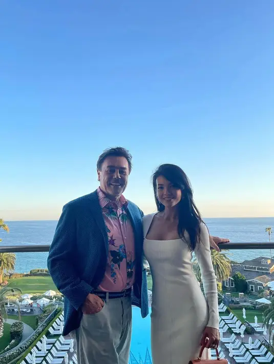 Berpose dengan latar pemandangan laut, Farah Quinn tampil menawan dibalut long sleeve bodycon dress berwarna putih. [Foto: IG/farahquinnofficial].