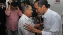 Jokowi dan JK tampak berpapasan, keduanya saling berjabat tangan (Liputan6.com/Herman Zakharia)