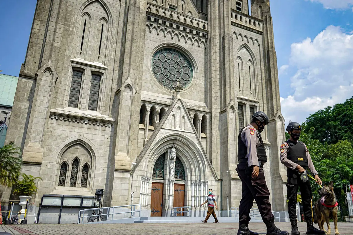 FOTO: Personel Brimob Sterilisasi Gereja Ketedral