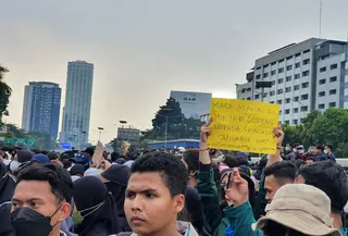 Mahasiswa Demo Depan DPR, Bawa Spanduk Satire Singgung Mahal Minyak Goreng dari Skincare. (Merdeka.com)