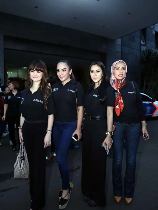 Ini sebagai bentuk kepeduliannya pada generasi muda, semakin marak dan meningkatnya penggunaan narkoba di Indonesia, membuat para artis yang tergabung dalam HAMI mendatangi Polda Metro Jaya. (Nurwahyunan/Bintang.com)