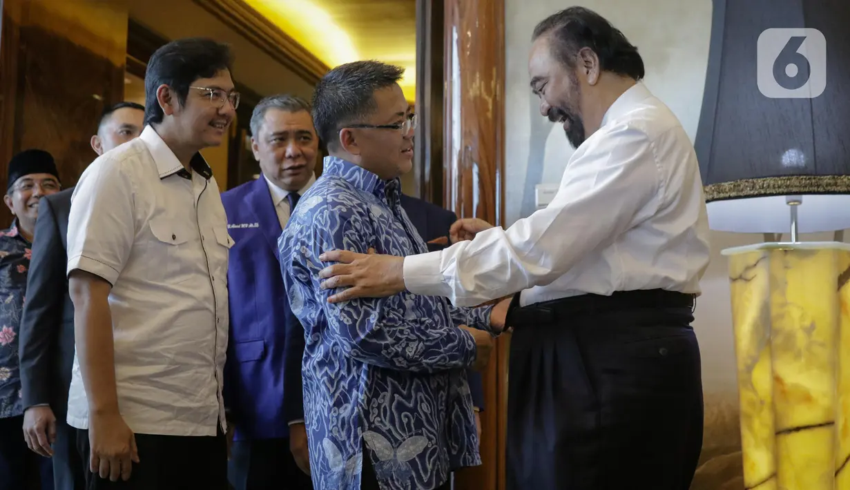 Ketum Partai Nasdem Surya Paloh terima kunjungan Presiden PKS Sohibul Iman bersama jajaran di DPP Nasdem, Jakarta, Rabu (29/1/2020). Sohibul mengatakan, kunjungan kali ini sebagai bentuk kunjungan balasan yang pernah dilakukan Paloh dan jajaran Nasdem akhir Oktober 2019. (Liputan6.com/Faizal Fanani)
