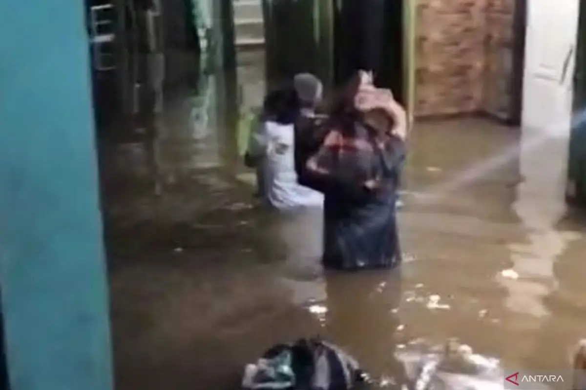 Banjir Satu Meter Rendam Kebon Pala Kampung Melayu