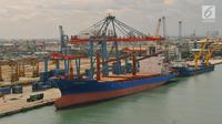 Sebuah kapal bersandar di pelabuhan Tanjung Priok, Jakarta, Jumat (26/5). Penyebab kinerja ekspor sedikit melambat karena dipengaruhi penurunan aktivitas manufaktur dan mitra dagang utama, seperti AS, China, dan Jepang. (Liputan6.com/Angga Yuniar)