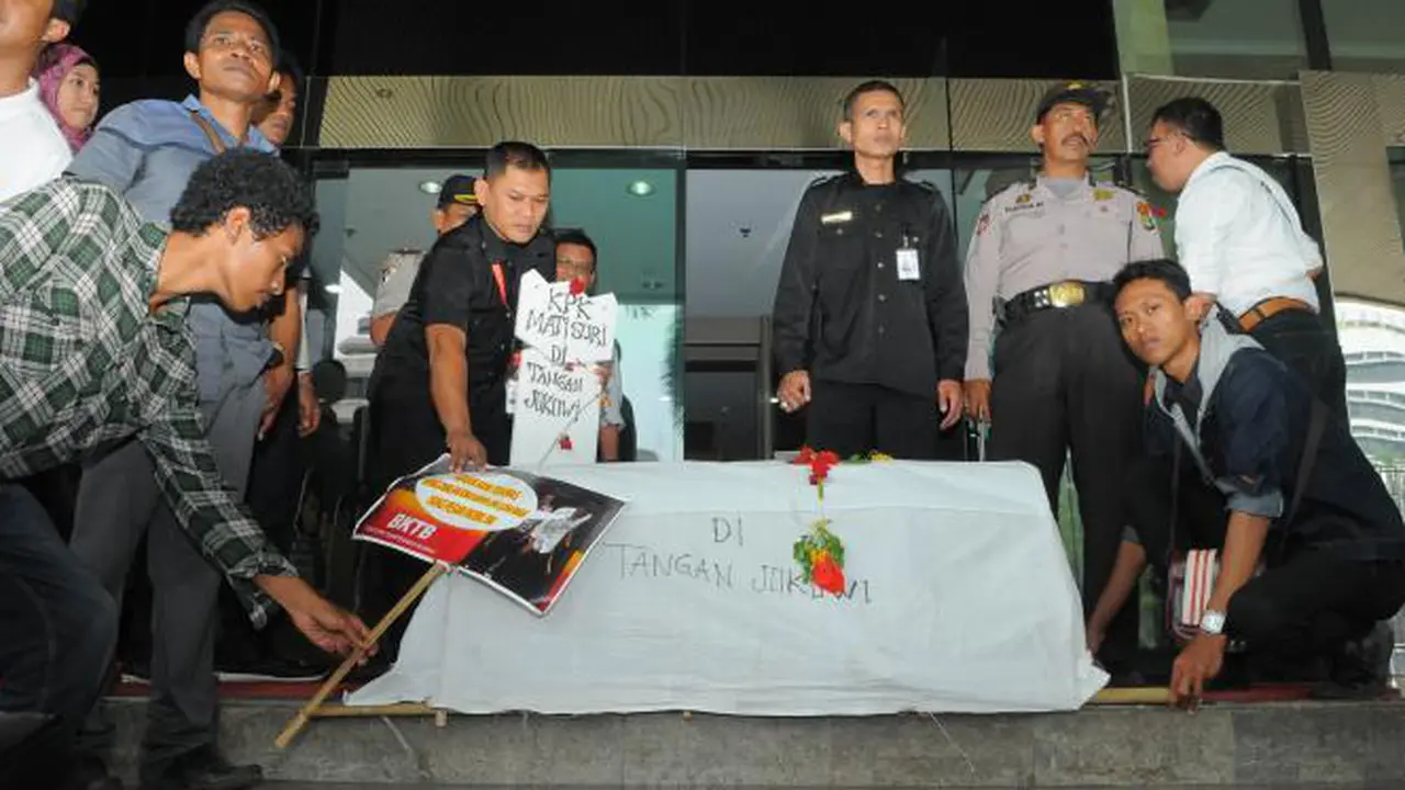 Masa Prabowo-Hatta Geruduk KPU, Keranda Mayat Jadi Hadiah