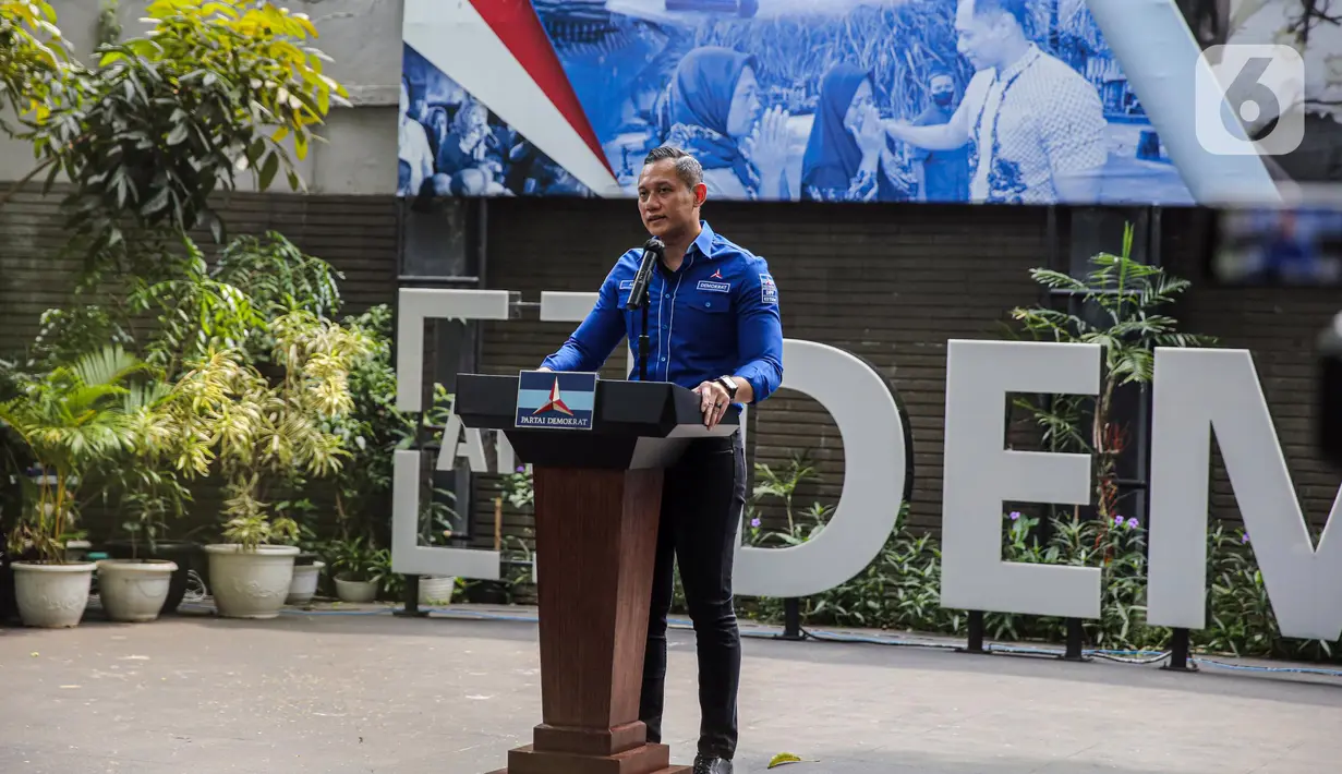 Ketua Umum Partai Demokrat Agus Harimurti Yudhoyono (AHY) menyampaikan tanggapan terkait kasus hukum yang menjerat Gubernur Papua Lukas Enembe di DPP Partai Demokrat, Jakarta, Kamis (29/9/2022). Partai Demokrat berharap hukum tetap ditegakkan tanpa intervensi politik. (Liputan6.com/Faizal Fanani)