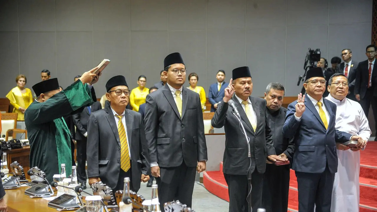 Anggota Fraksi Partai Golkar (PAW) Andhika Satya Wasistho Pangarso saat diambil sumpah. (Foto: Liputan6.com/ Felek Wahyu)