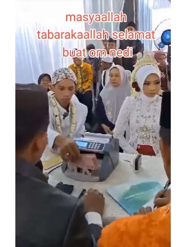 Momen Pasangan Pengantin Hitung Uang Mahar Bak di Bank, Bikin Geleng Kepala