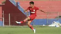 Aksi salah satu pemain asing Persipura asal Jepang, Takuya Matsunaga. Tim asal Papua ini masih menyisakan satu pemain asing lagi untuk tampil di Liga 1 2021. (Bola.com/Gatot Susetyo)