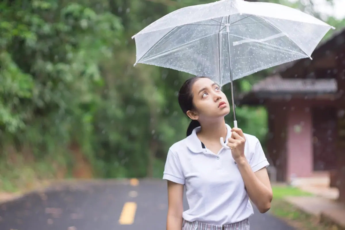 perempuan dan menggantungkan kebahagiaan