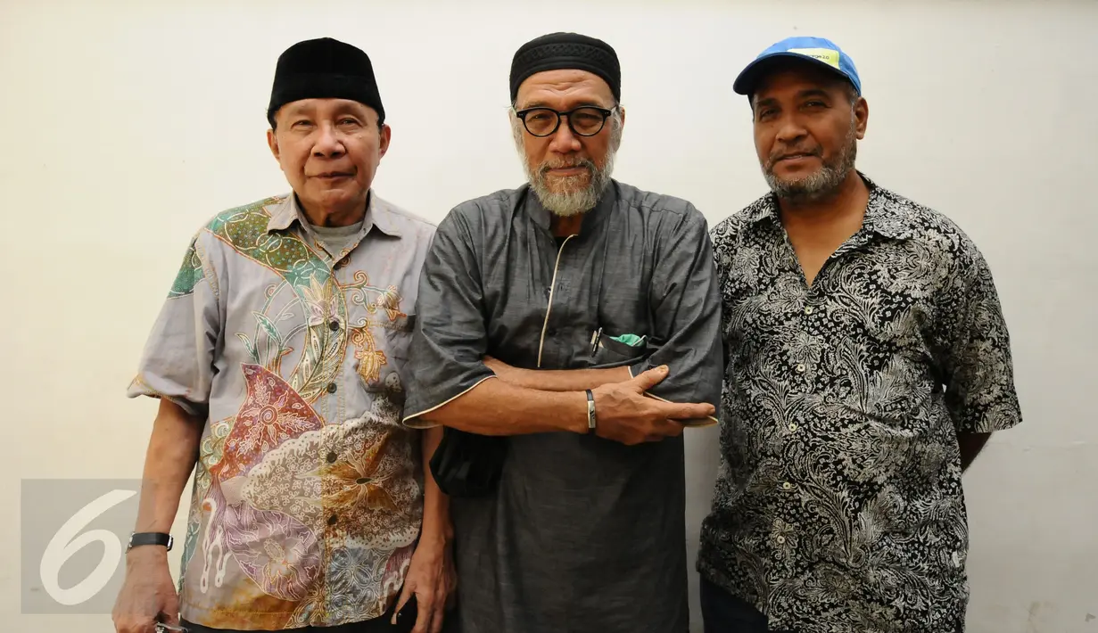 Mantan pemain timnas era 60-70, Bob Hippy, Junaedi Abdillah, Berty Tutualima (kiri ke kanan) usai melayat jenazah Maulwi Saelan, Jakarta, Selasa (11/10). Maulwi Saelan mantan penjaga gawang Timnas Indonesia era 50-60. (Liputan6.com/Helmi Fithriansyah)