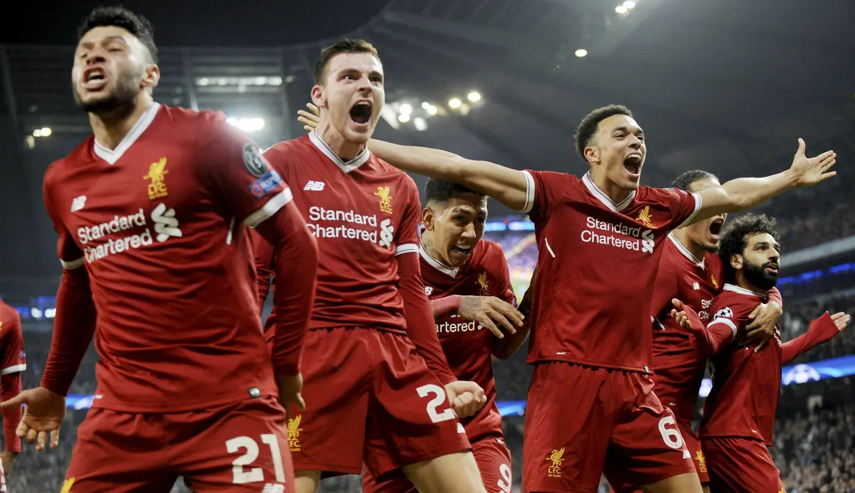 Para pemain Liverpool merayakan gol yang dicetak oleh Mohamed Salah ke gawang Manchester City pada laga leg kedua perempat final Liga Champions di Stadion Etihad, Rabu (11/4/2018). Manchester City takluk 1-2 dari Liverpool. (AP/Rui Vieira)