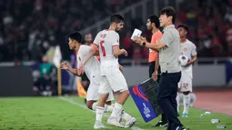 Pemain Timnas Indonesia, Wahyu Prasetyo (kiri) masuk menggantikan Sandy Walsh pada laga Kualifikasi Piala Dunia 2026 melawan Australia yang berlangsung di Stadion Utama Gelora Bung Karno (SUGBK), Senayan, Jakarta, Selasa (10/09/2024). (Bola.com/Bagaskara Lazuardi)