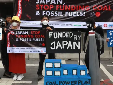 Aktivitis melakukan aksi di depan Kedubes Jepang di Jakarta, Rabu (26/6/2019). Dalam aksinya aktivis lingkungan yang mengatasnamakan Koalisi Untuk Keadilan Energi dan #BersihkanIndonesia meminta Jepang, selaku tuan rumah KTT G20 menunjukan kepemimpinan iklim. (Liputan6.com/Immanuel Antonius)
