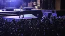 Chester membuka konser dengan dengan lagu berjudul Papercut. Puluhan ribu penonton yang memadati konser sorak histeris sejak baru dibuka sekitar pukul 20.30 WIB. (Bambang E. Ros/Bintang.com)