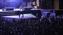 Chester membuka konser dengan dengan lagu berjudul Papercut. Puluhan ribu penonton yang memadati konser sorak histeris sejak baru dibuka sekitar pukul 20.30 WIB. (Bambang E. Ros/Bintang.com)