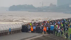 Warga menyaksikan gelombang pasang Sungai Qiantang dari pinggir sungai di Hangzhou, Zhejiang, China, 4 Oktober 2020. Gelombang pasang Sungai Qiantang yang terkenal dengan tinggi dan kecepatannya terjadi bertepatan dengan libur Hari Nasional dan Festival Pertengahan Musim Gugur. (Xinhua/Jiang Han)