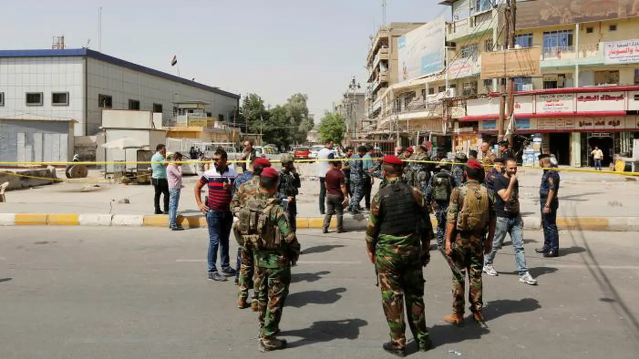 Pasukan keamanan Irak berkumpul di tempat terjadinya bom bunuh diri di Baghdad al-Jadida