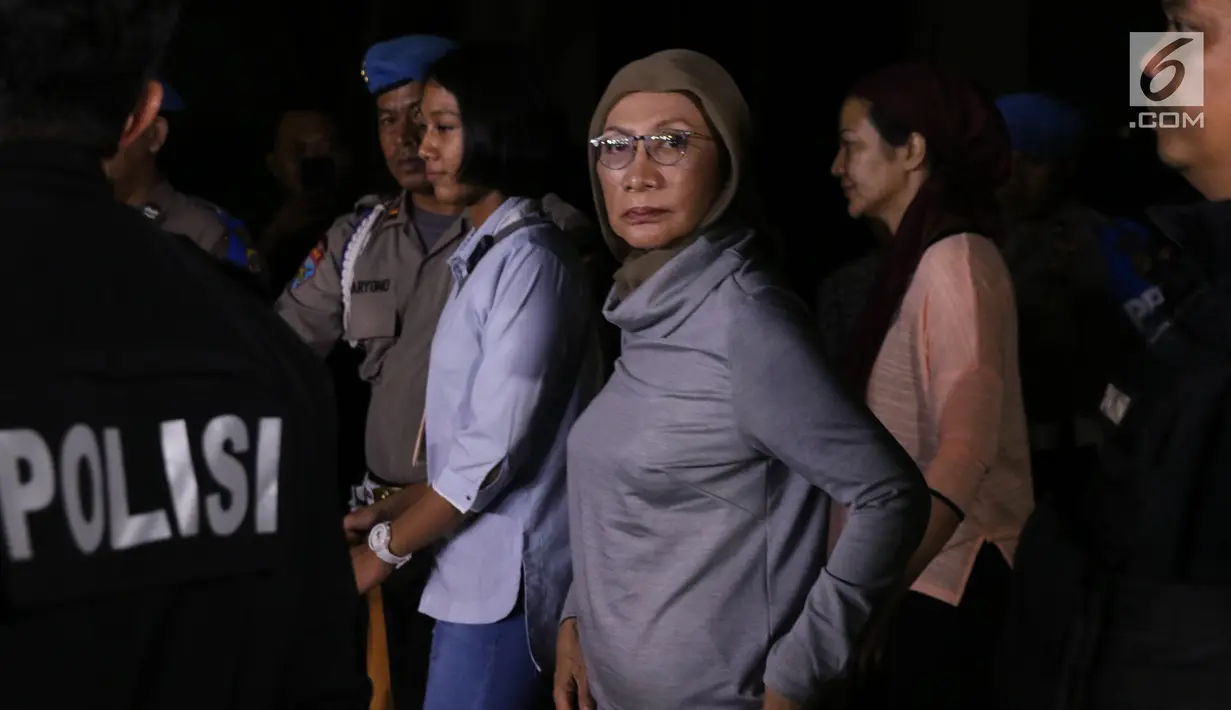 Aktivis Ratna Sarumpaet (tengah) saat dibawa menuju ruang Direktorat Reserse Kriminal Umum Polda Metro Jaya, Jakarta, Kamis (4/10). Ratna Sarumpaet dibawa polisi dari Bandara Soekarno-Hatta, Kamis (4/10) malam. (Liputan6.com/Helmi Fithriansyah)