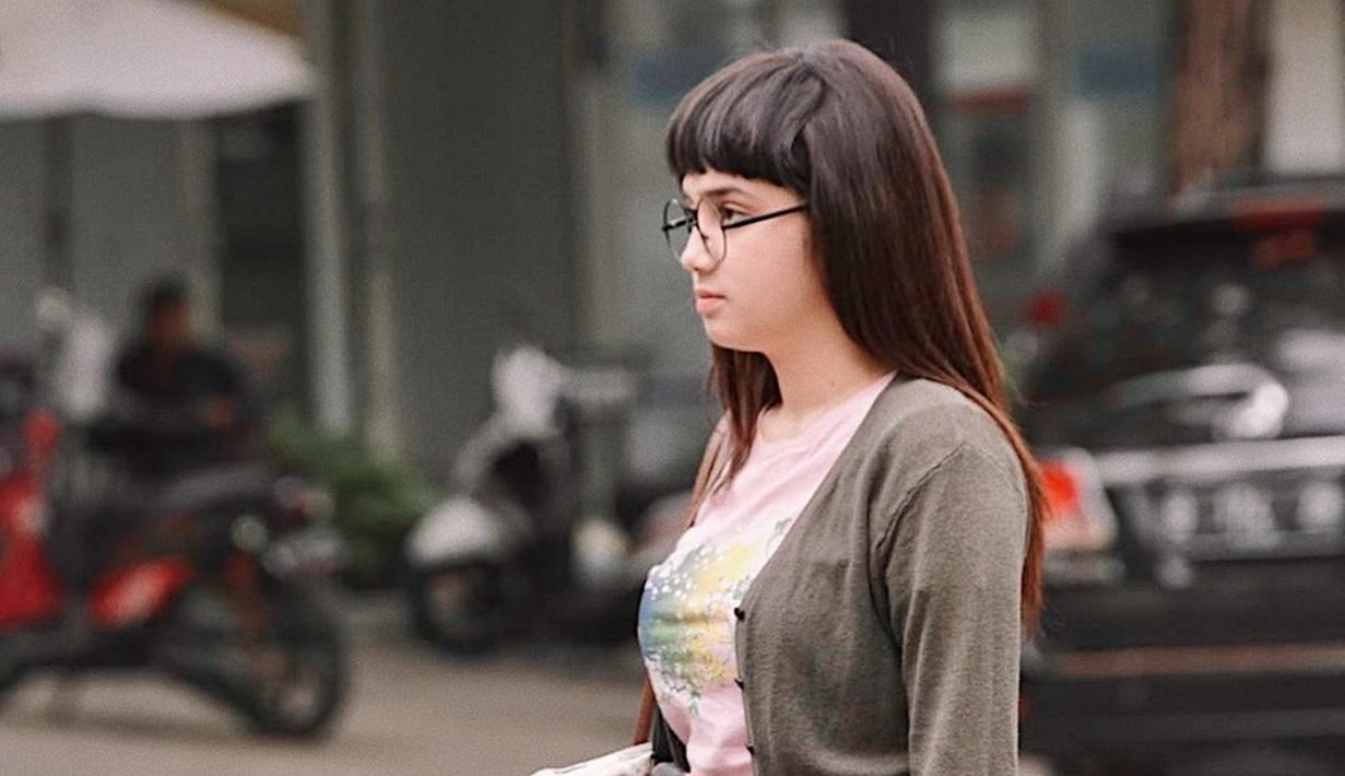 FOTO: Gaya Syifa Hadju Tampil Berponi, Curi Perhatian ...